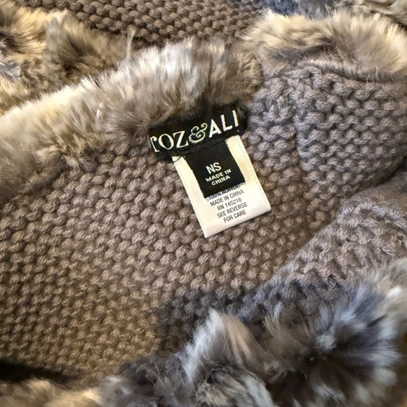 Faux fur infinity scarf - Picture 3 of 5